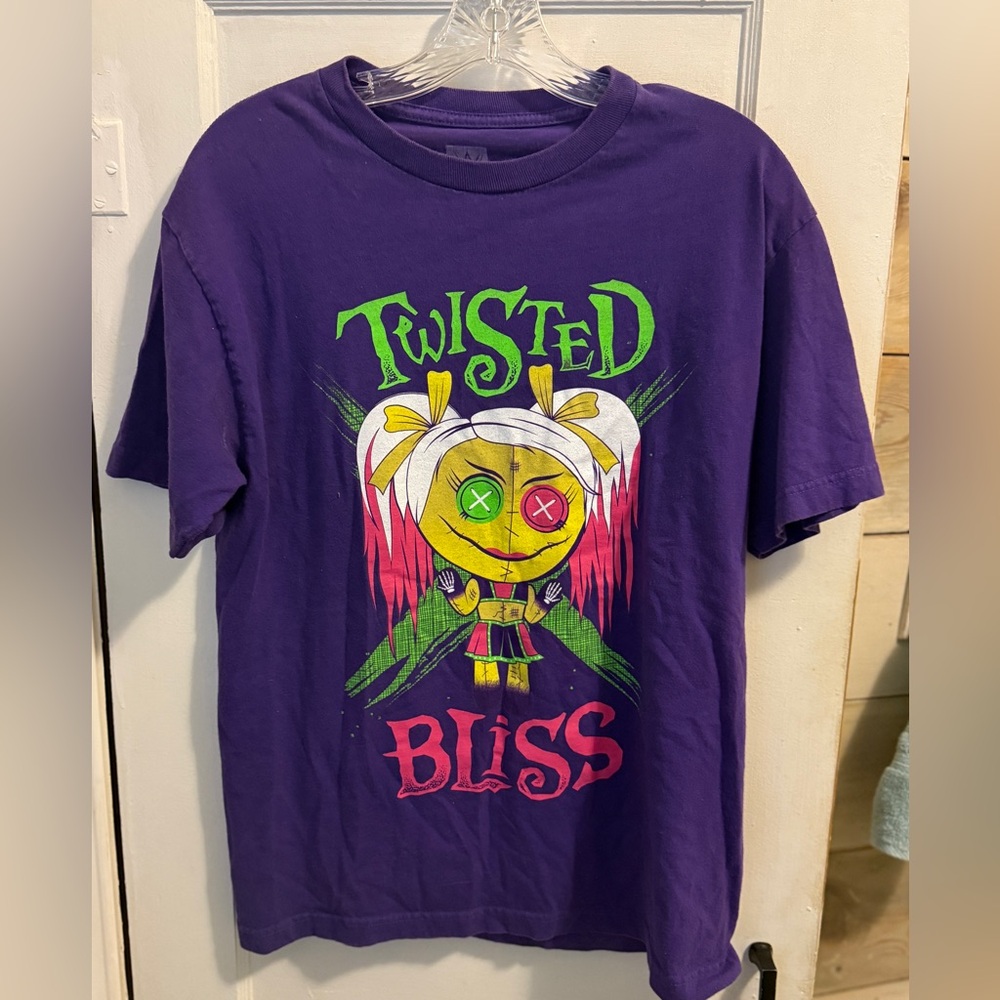 WWE Authentic Twisted Bliss Men’s Medium Tee